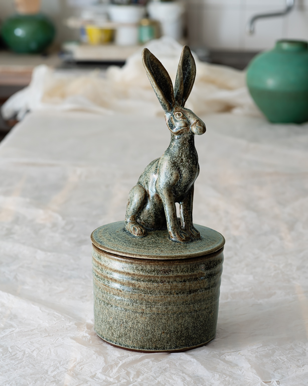Burk Hare gråmelerad, keramik av Elna-Karin Helgesson.