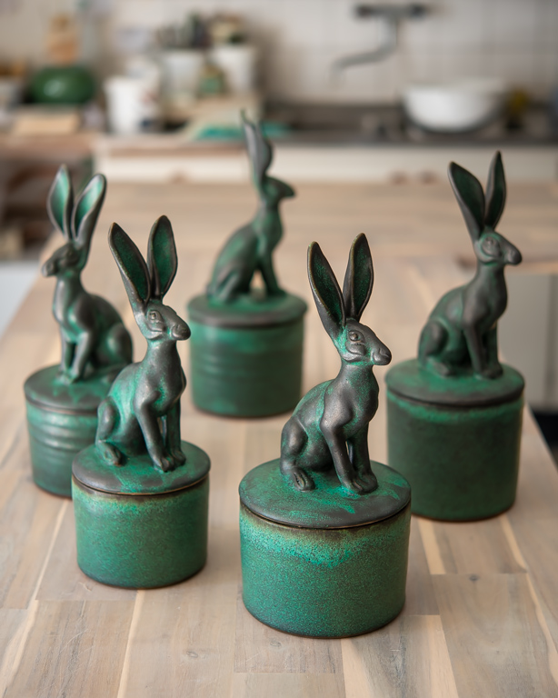 Burk Hare, keramik av Elna-Karin Helgesson