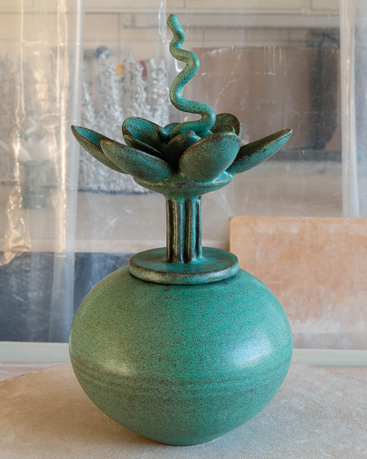 Burk med krokus, keramik av Elna_Karin Helgesson.