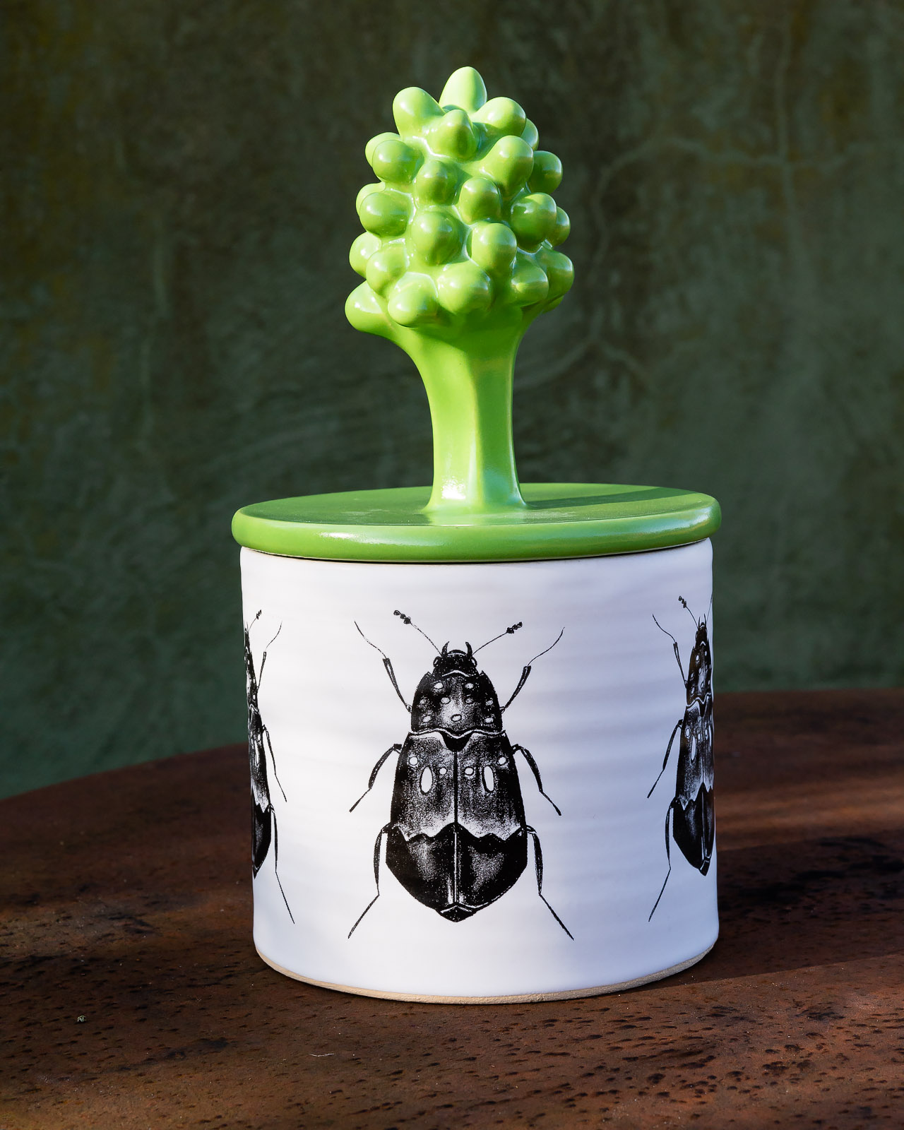 Bruk med skalbagge, grönt lock och blomknopp.