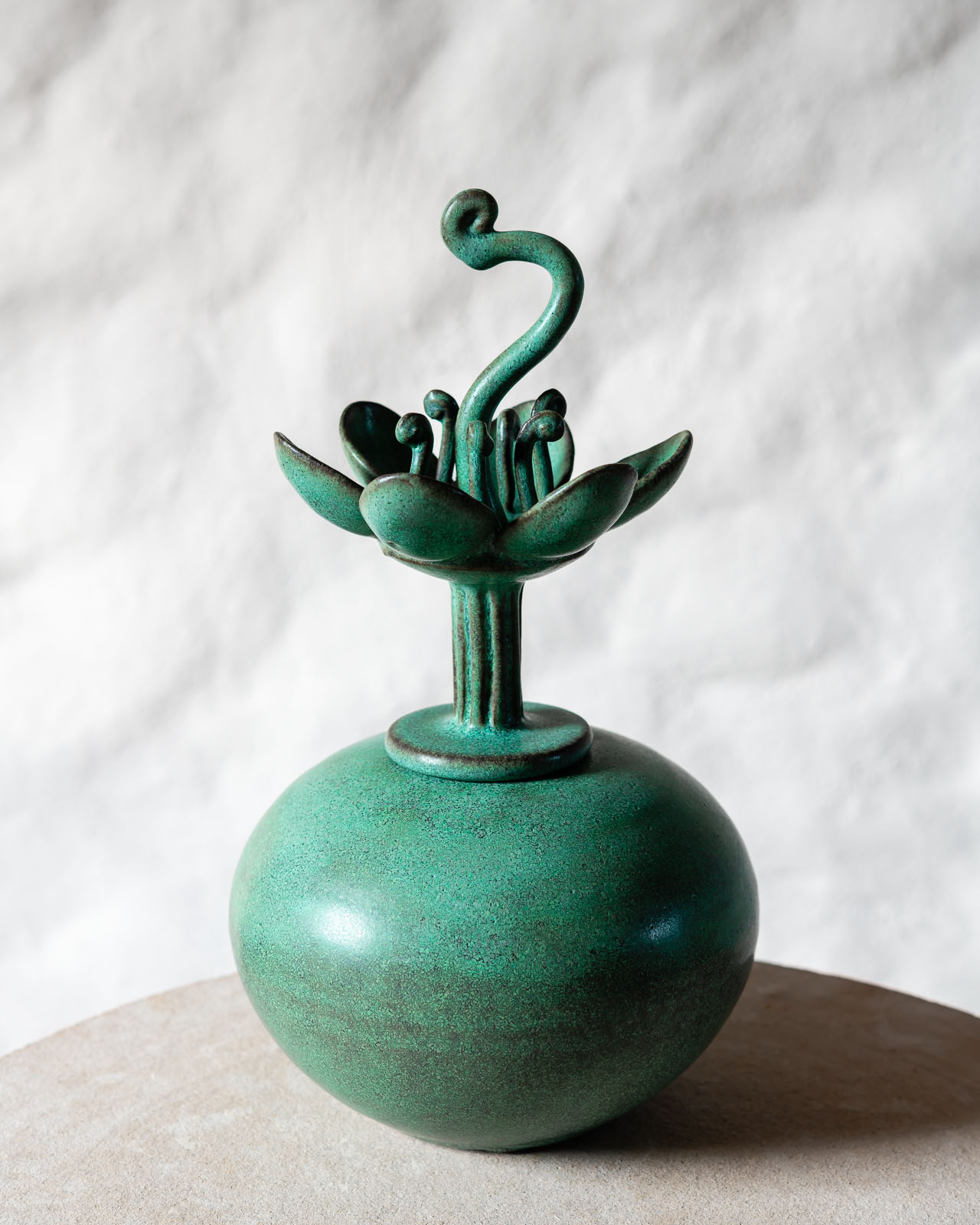 Grön burk med krokus av keramiker Elna-Karin Helgesson.