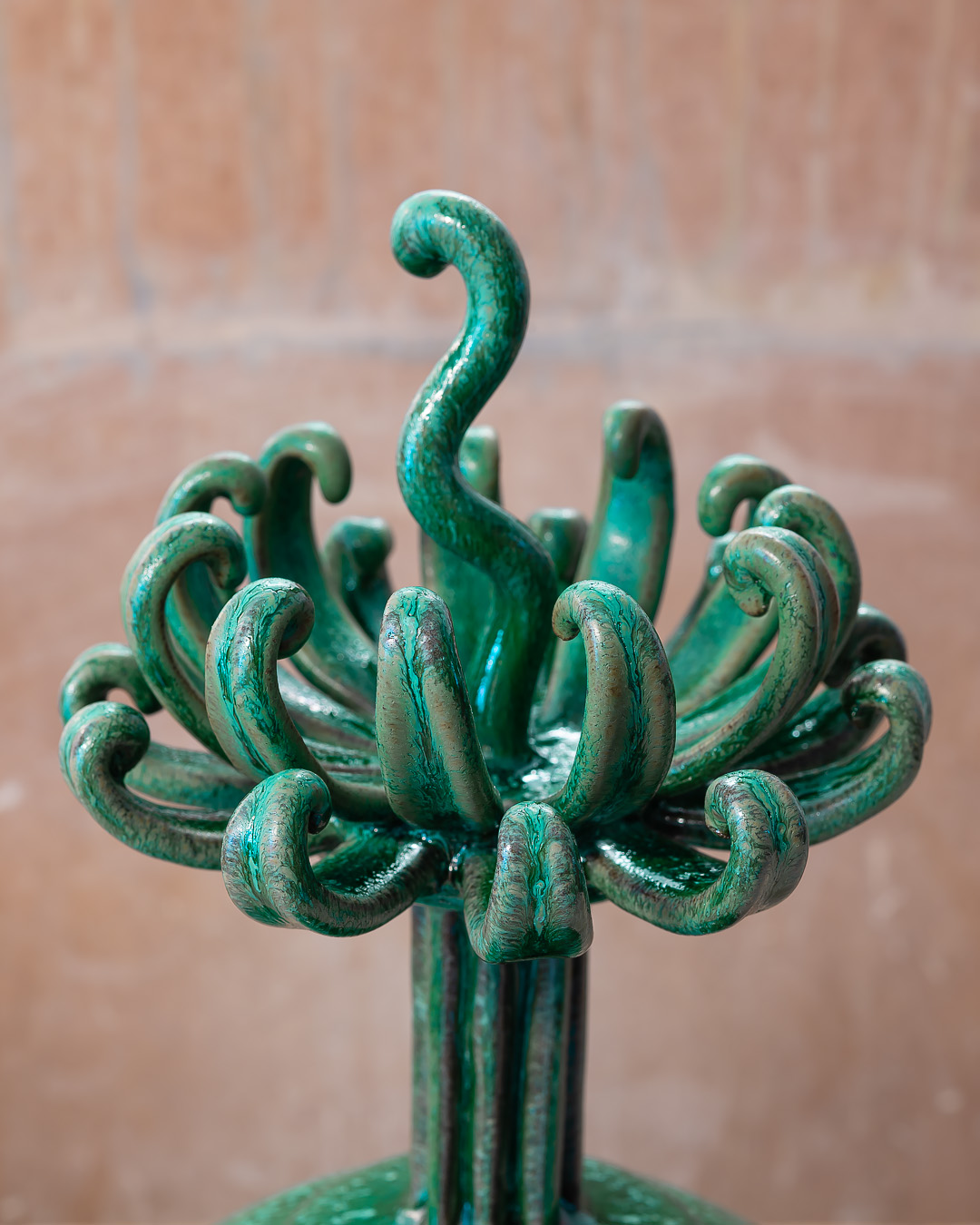 Blomman på burken i den nya dubbelglasyren av Elna-Karin.