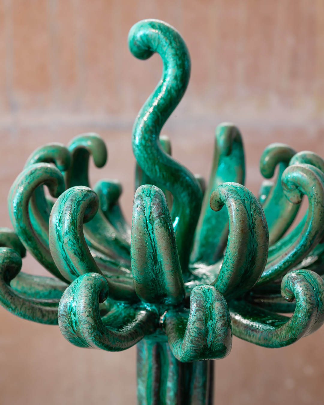 Närbild på blomman på burkens lock.