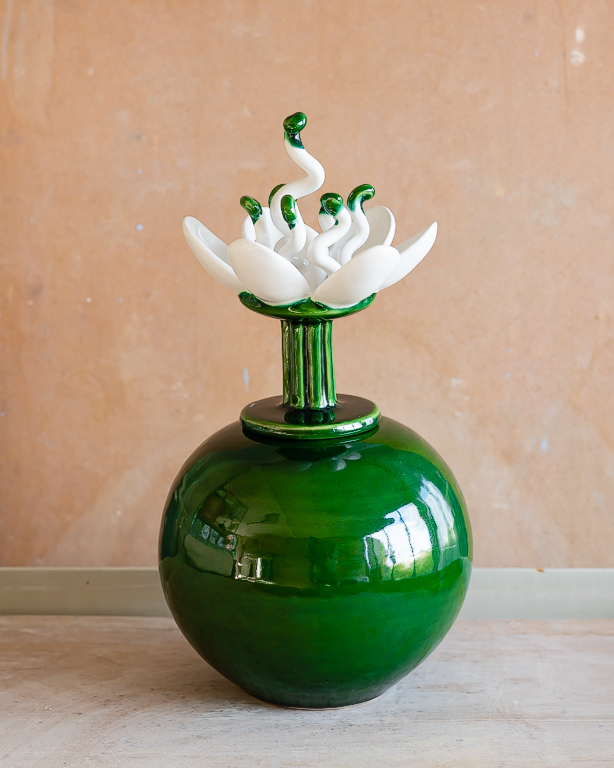 Vas Organisk Burk Pion, keramik av Elna-Karin Helgesson, keramik av Elna-Karin Helgesson