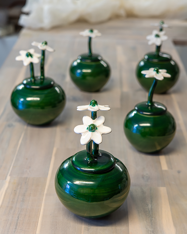 Burk Vårblomma, keramik av Elna-Karin Helgesson.