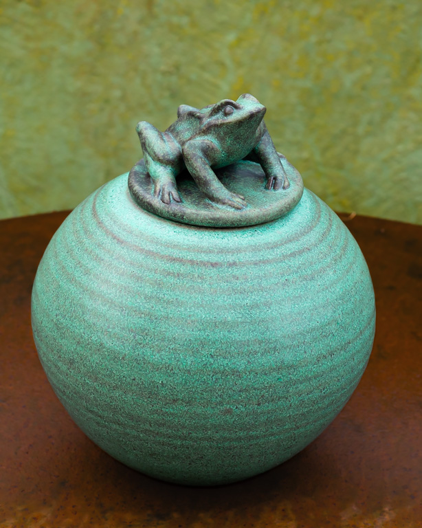 Burk - vas Groda, keramik av Elna-Karin Helgesson.