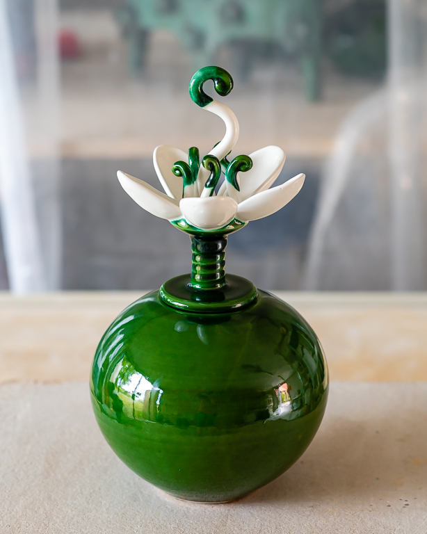 Burk - vas Krokus grön, keramik av Elna-Karin Helgesson