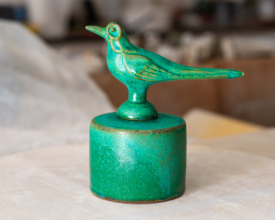 Vas - burk Sädesärla, keramik av Elna-Karin Helgesson