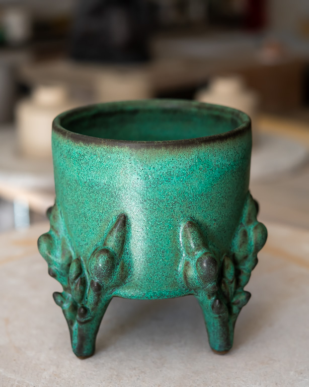 Cylinderkruka med fötter och ornament, keramik av Elna-Karin Helgesson