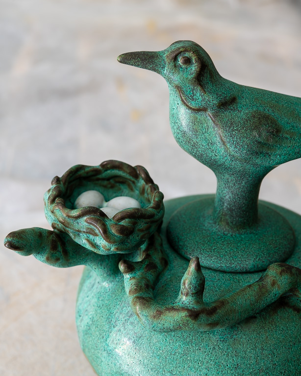 Fågelbo på vas, keramik av Elna-Karin Helgesson.