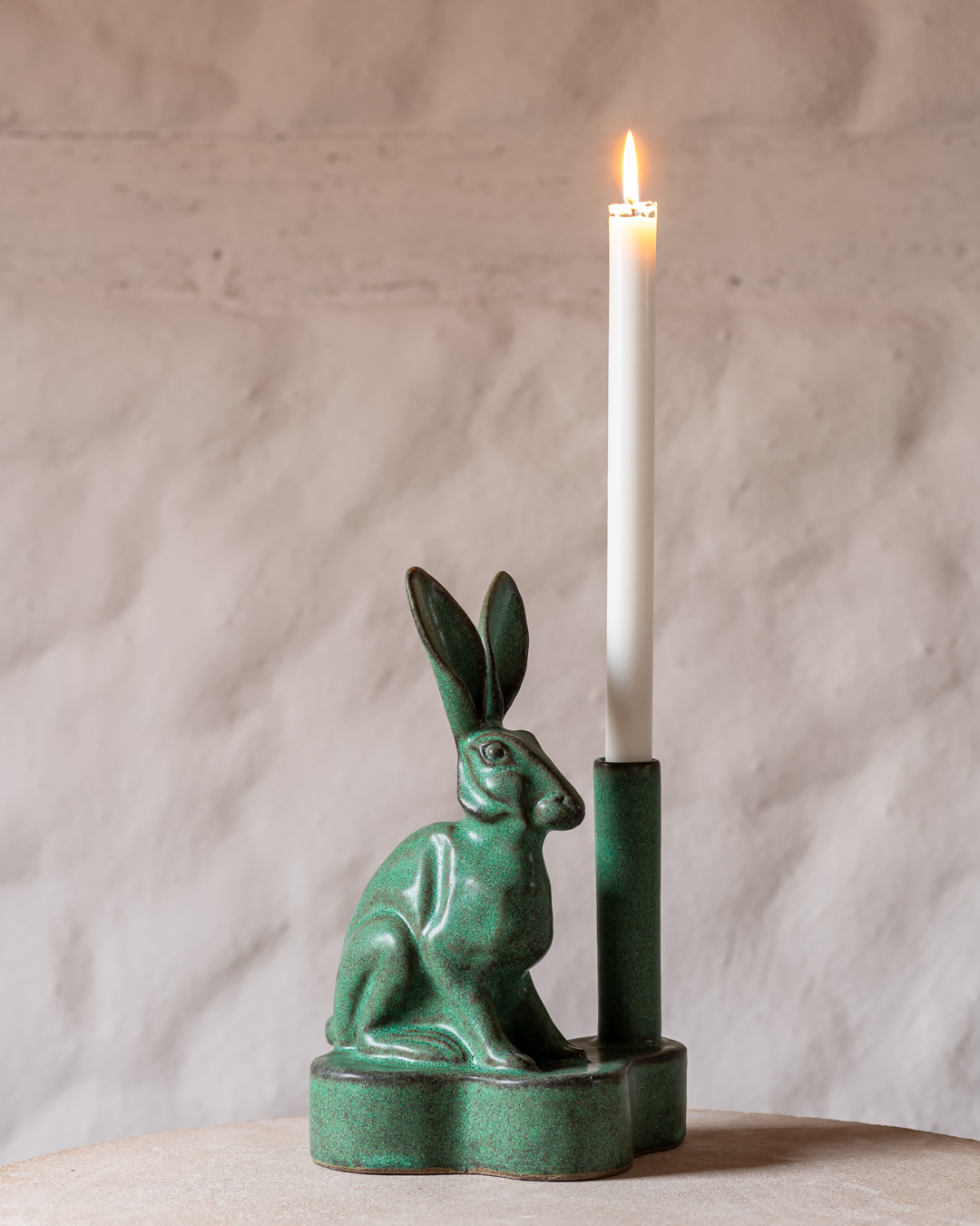 Glänta, ljusstake med hare, keramik av Elna-Karin Helgesson