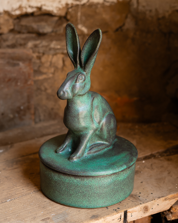 Grön burk med hare, keramik av Elna-Karin Helgesson.