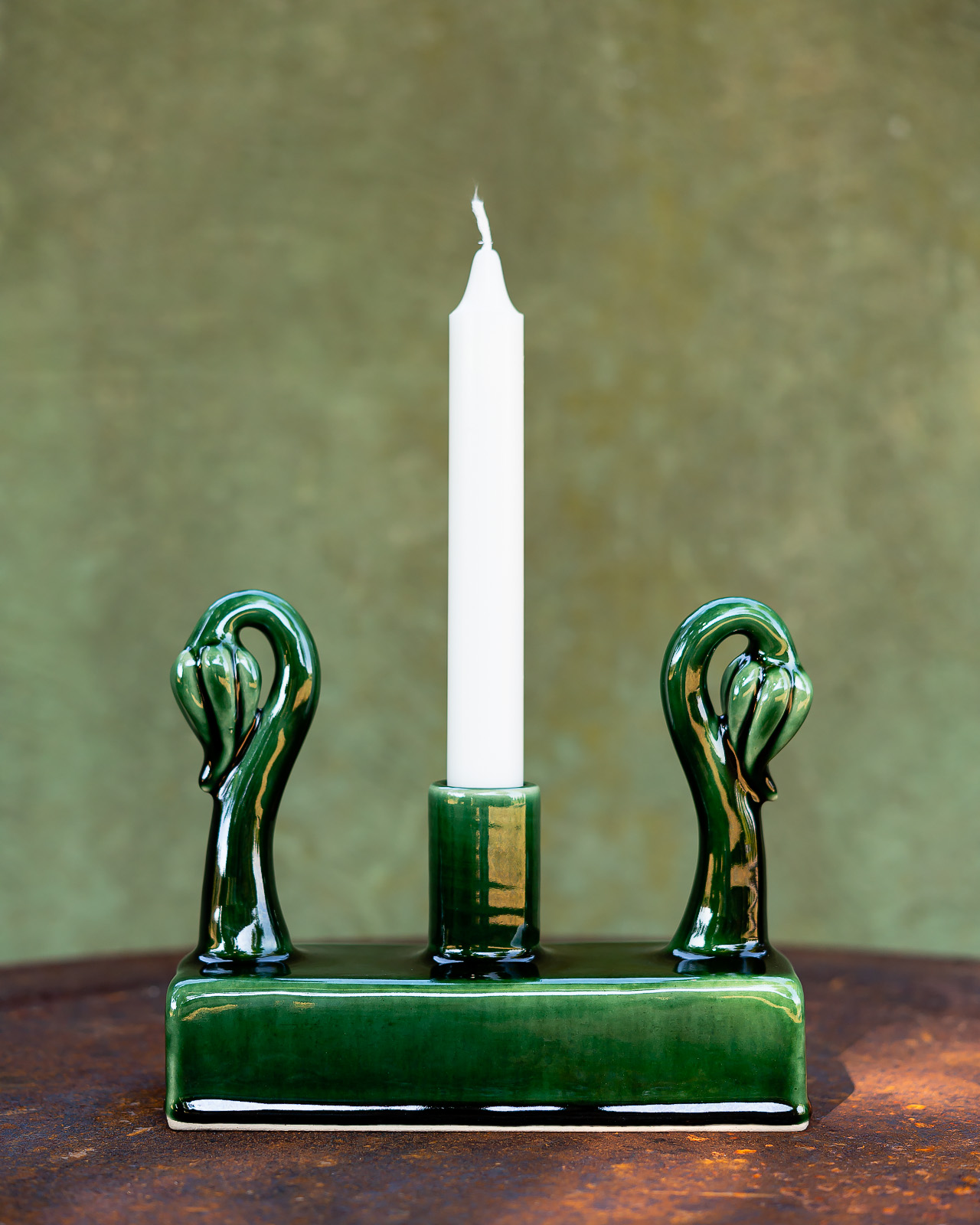 Grön ljusstake med liten lilja av Elna-Karin.