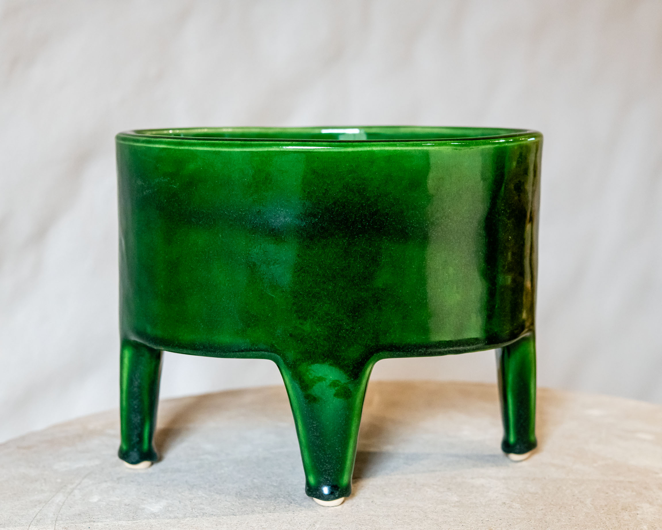 Grönt växtkärl på ben, keramik av Elna-Karin Helgesson