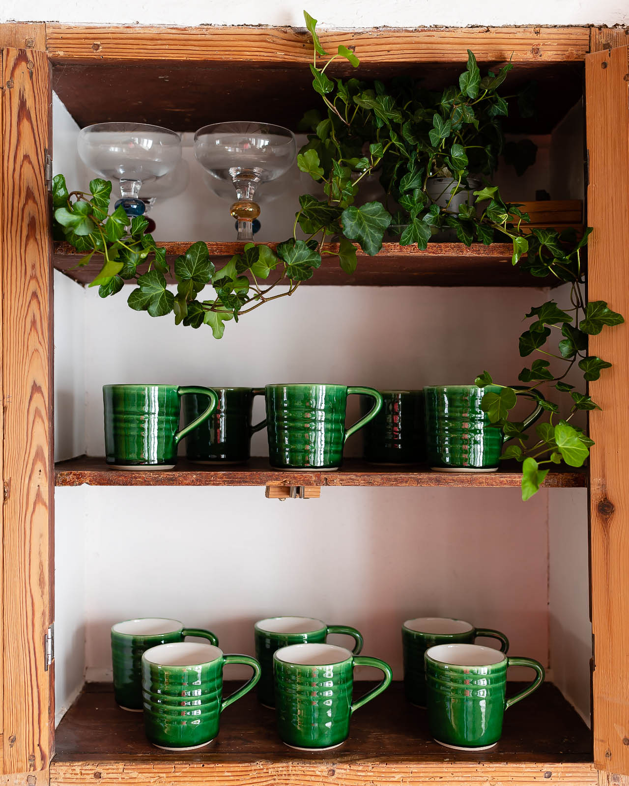 Kaffekopp med djup grön glasyr av Elna-Karin.