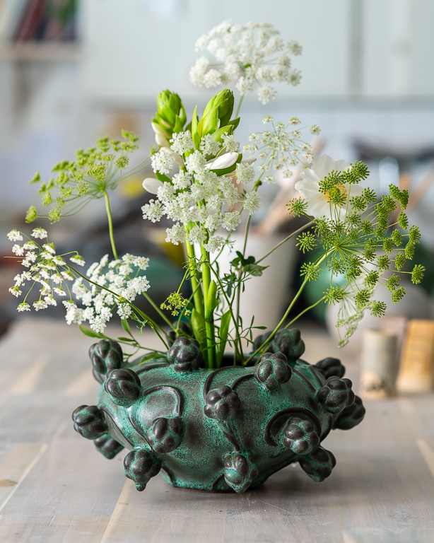 Klotformad vas Knoppar, keramik av Elna-Karin Helgesson