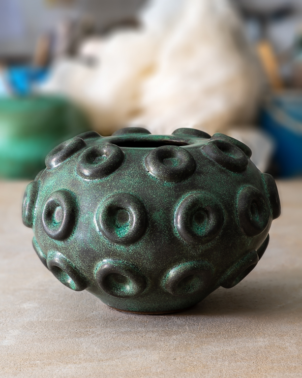 Klotformad vas Cirklar. keramik av Elna-Karin Helgesson