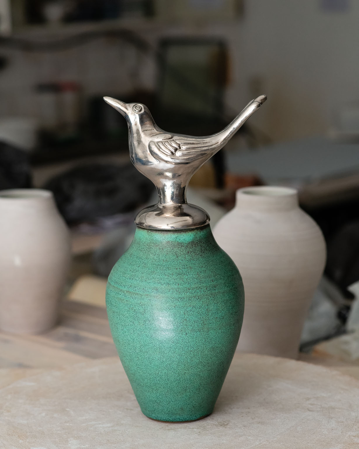 Krus Koltrast i platinaguld, keramik av Elna-Karin Helgesson.