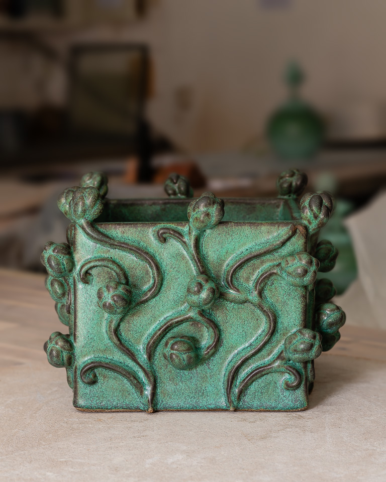 Kvadratiskt kärl Knoppar, keramik av Elna-Karin Helgesson.