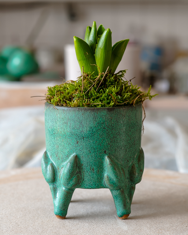 Liten kruka på fötter- keramik av Elna-Karin Helgesson.