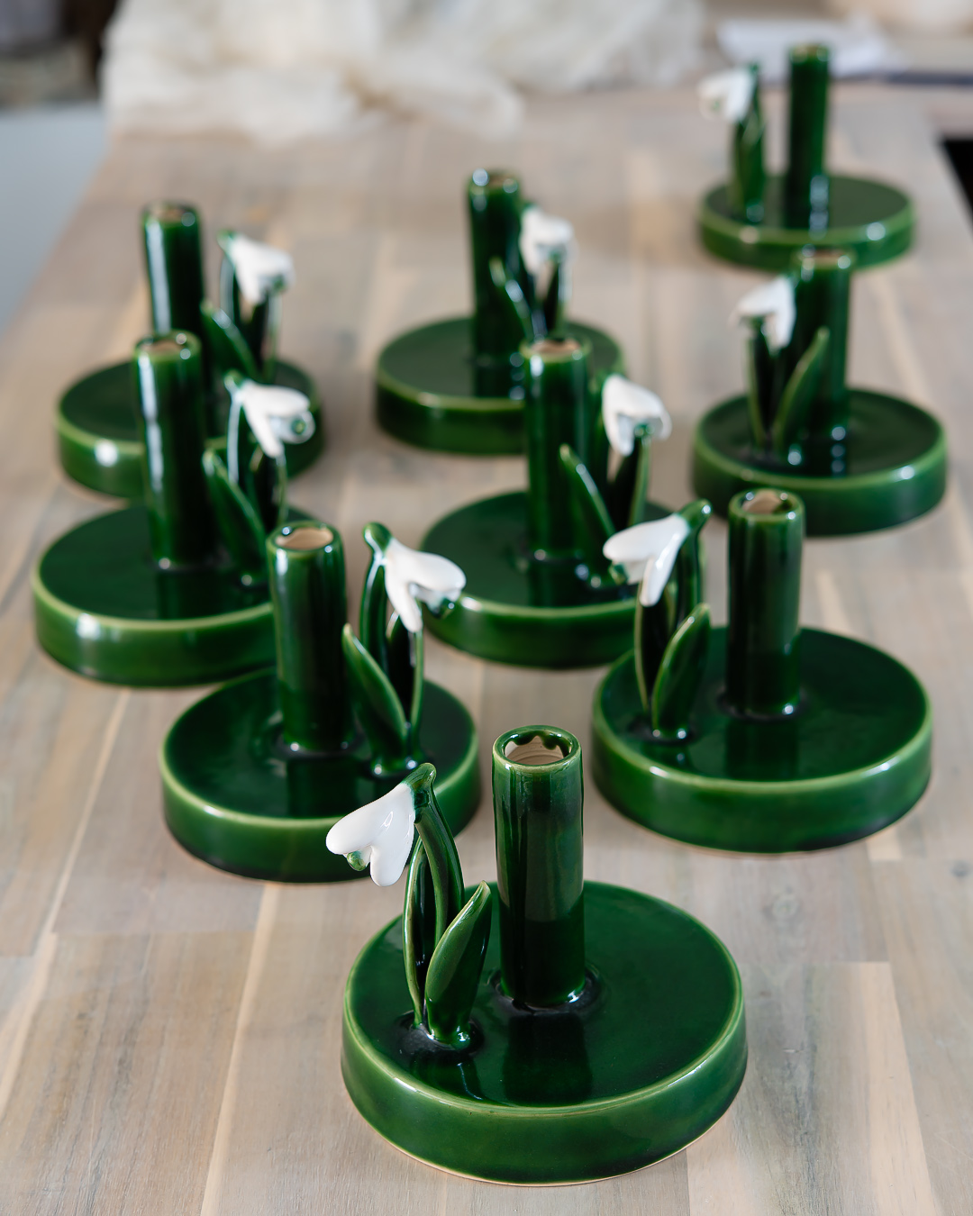 Ljusstakar med snödroppe, keramik av Elna-Karin.