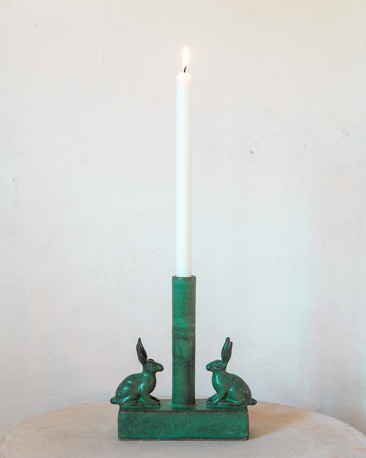 Ljusstake med harar, grön, keramik av Elna-Karin.