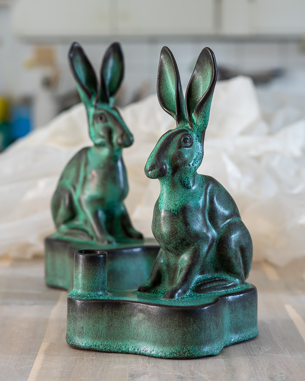 Ljusstake Hare, keramik av Elna-Karin Helgesson