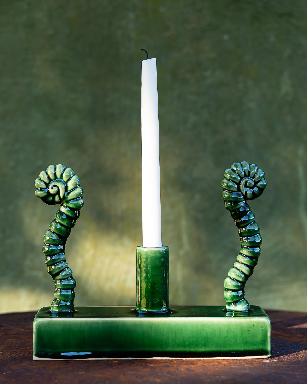 Grön ljusstake med ormbunke av Elna-Karin.