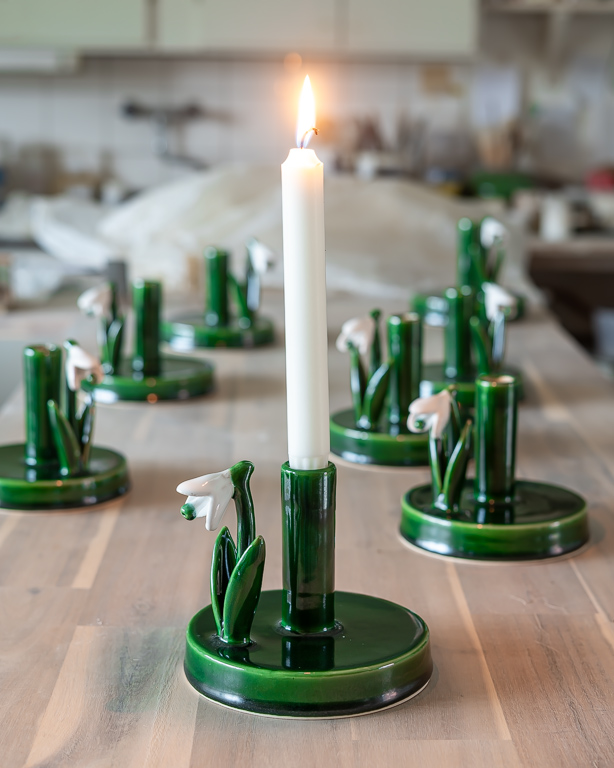 Ljusstake Snödroppe, keramik av Elna-Karin Helgesson