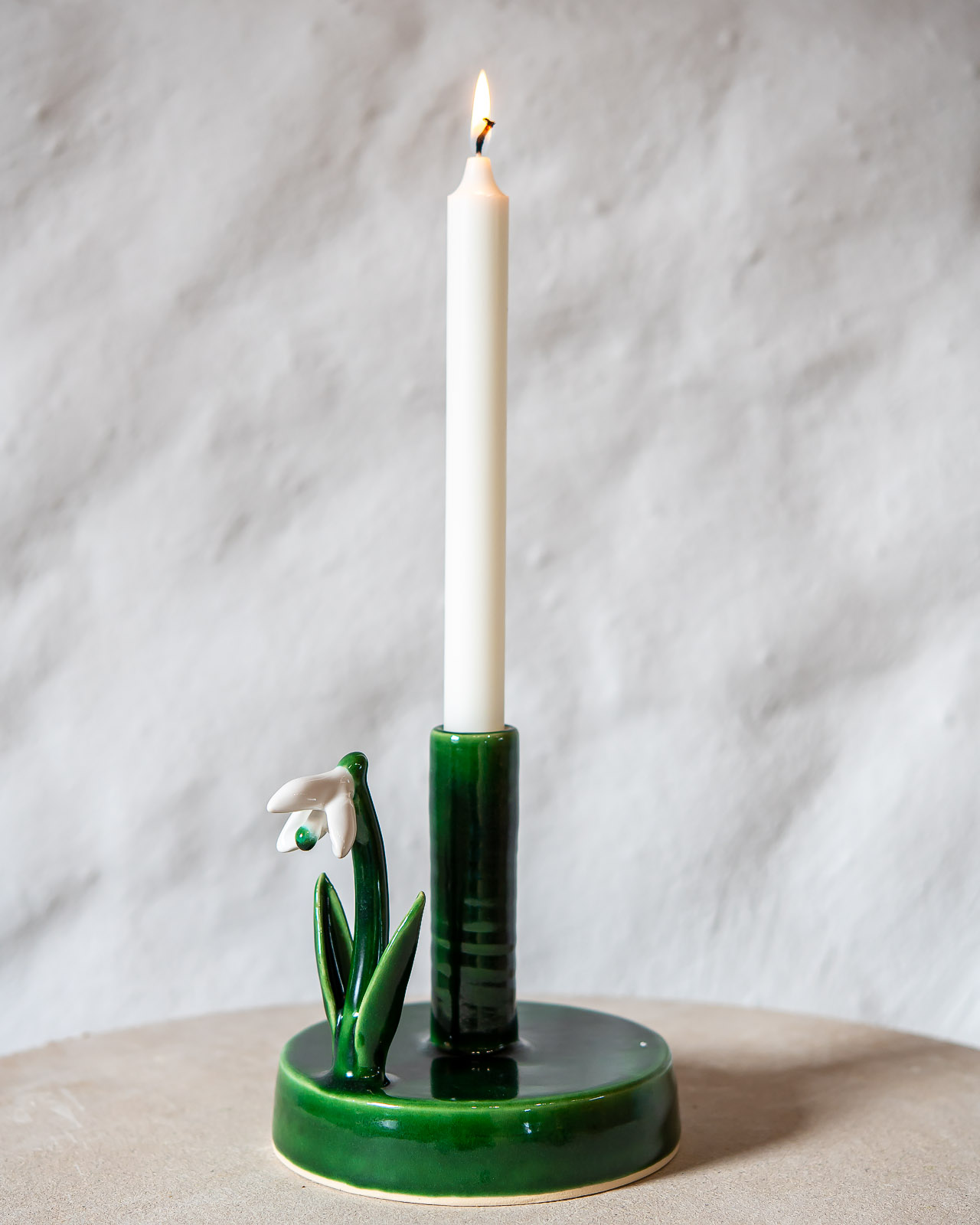 Ljusstake med snödroppe av keramiker Elna-Karin Helgesson.