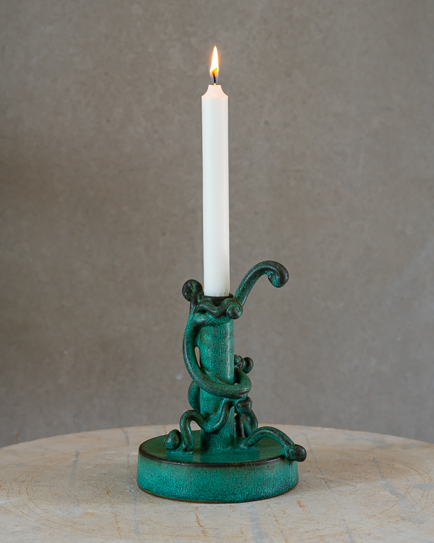 Ljusstake Spira, keramik av Elna-Karin Helgesson.