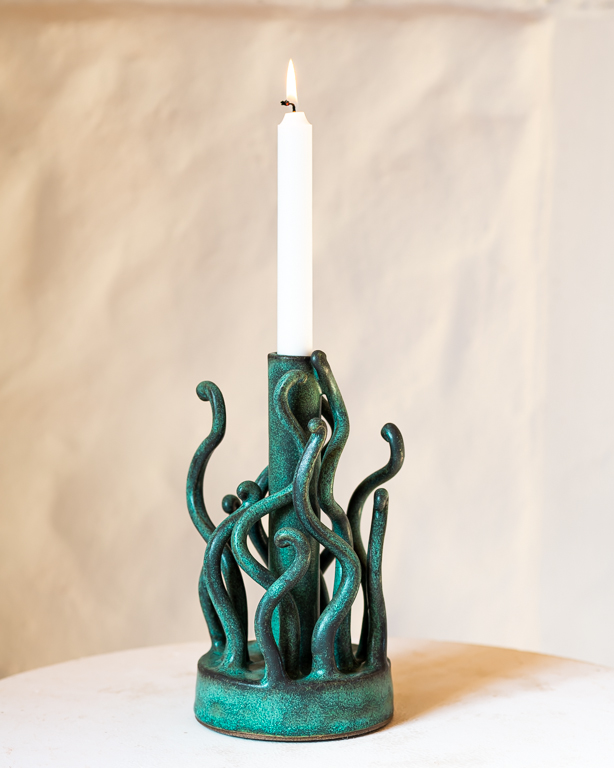 Ljusstake Svajande strån, keramik av Elna-Karin Helgesson