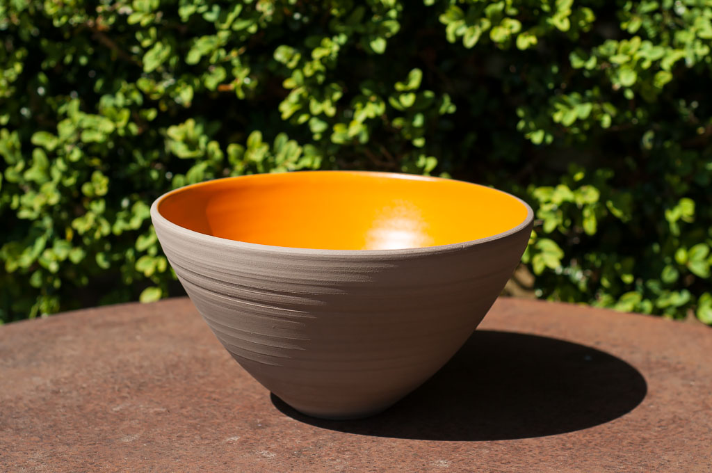 Orange keramikskål av Elna-Karin.