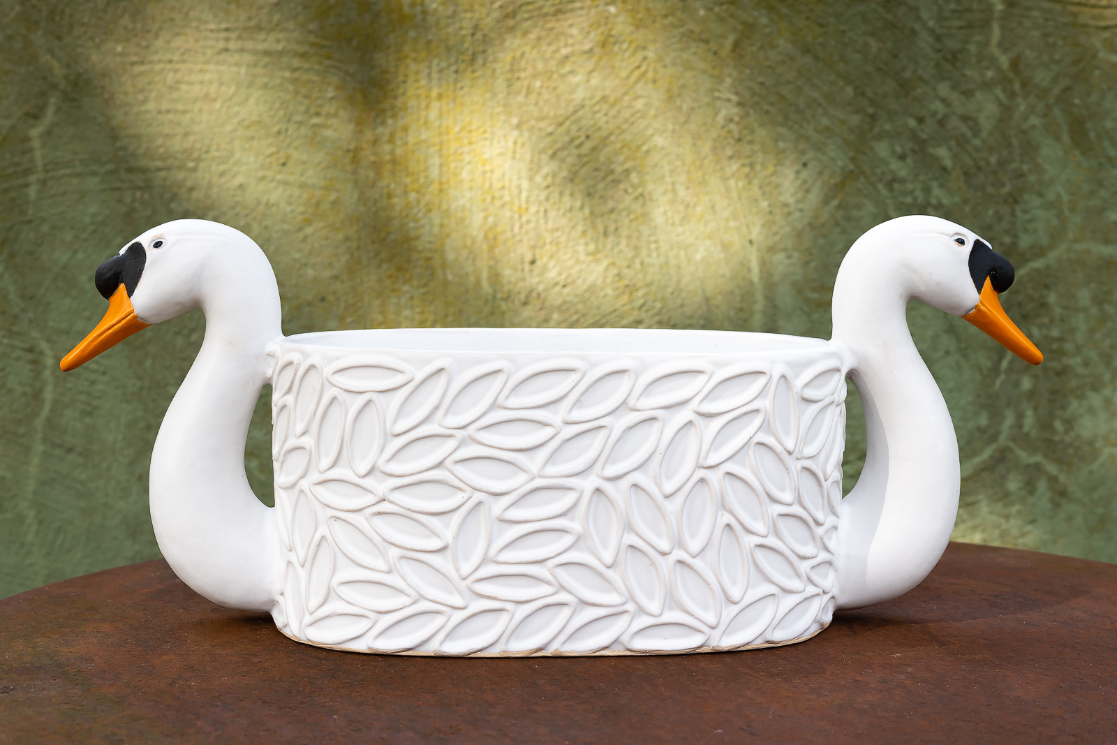 Oval kruka med svan av Elna-Karin.