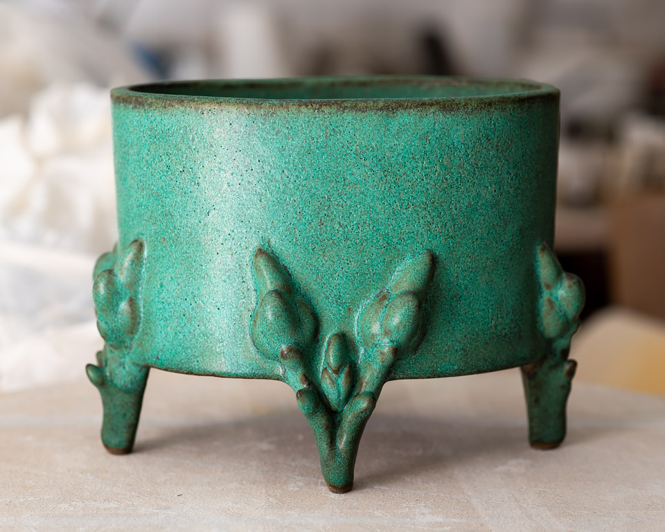 Ovalt kärl på ben med ornament, keramik av Elna-Karin Helgesson