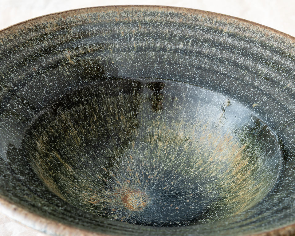 Skål - fat med kristallglasyr, keramik av Elna-Karin Helgesson