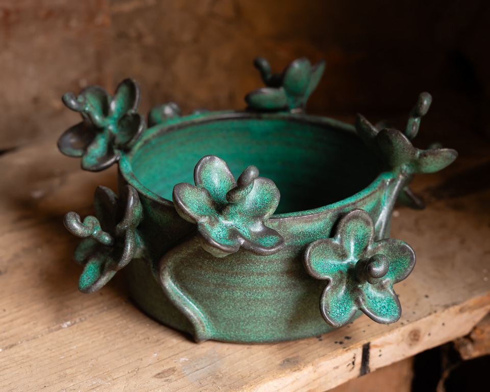 Skål Sommarblommor, keramik av Elna-Karin Helgesson