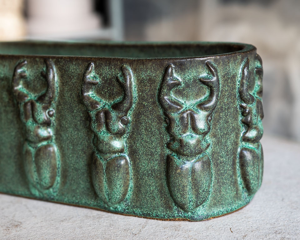 Skalbaggar på kärl, keramik av Elna-Karin Helgesson.