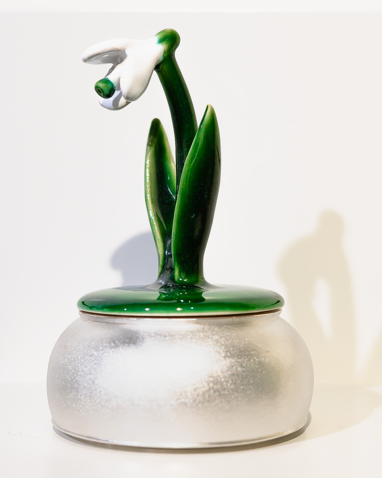 Snödroppe. Keramik Elna-Karin Helgesson och Karlheinz Sauer