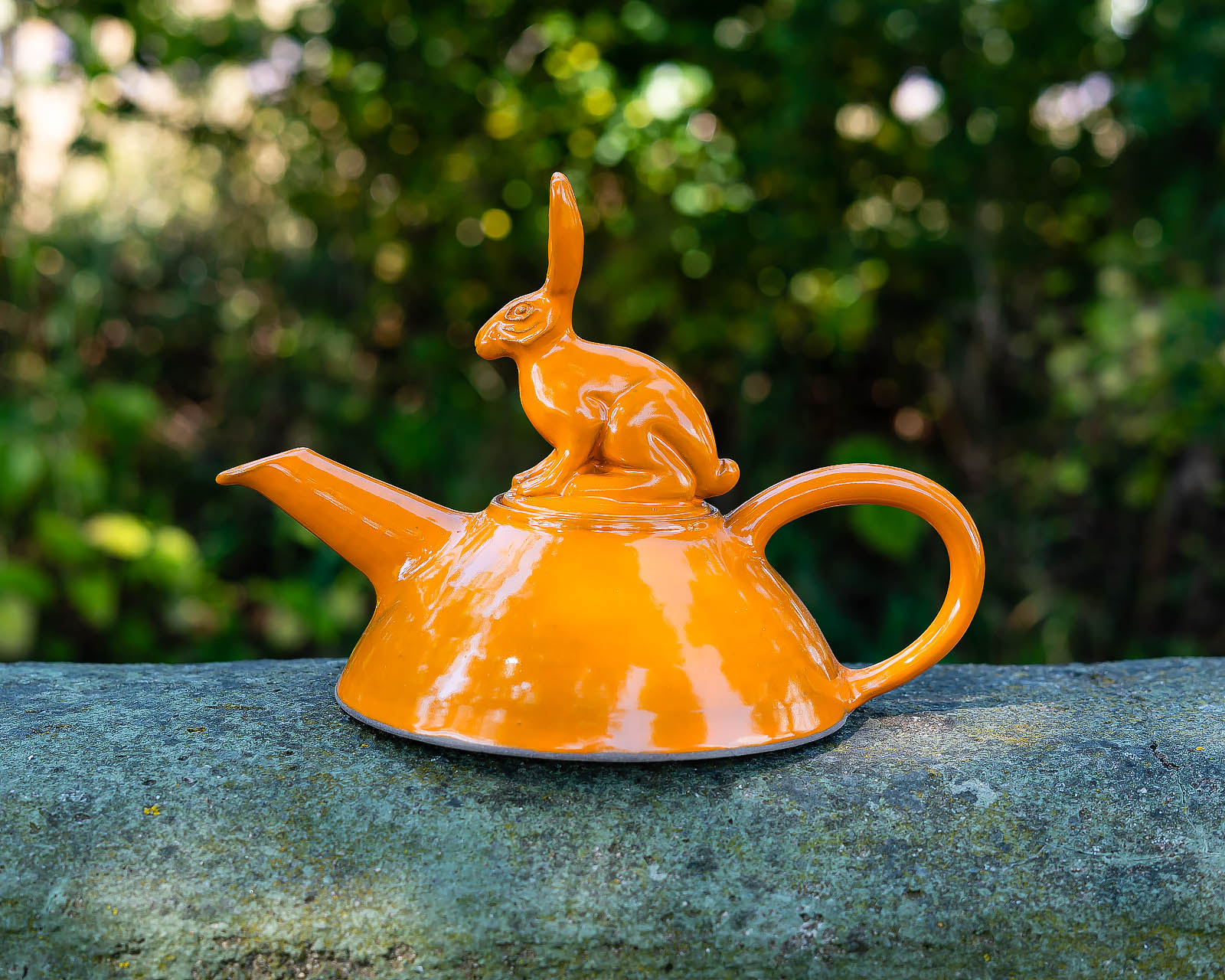 Tekanna med hare av keramiker Elna-Karin Helgesson.