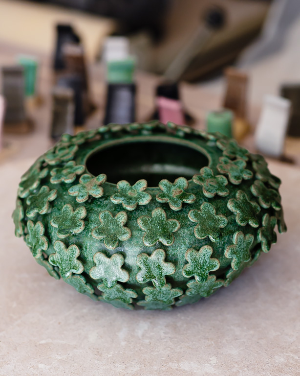 Vas Flower Power, keramik av Elna-Karin Helgesson.