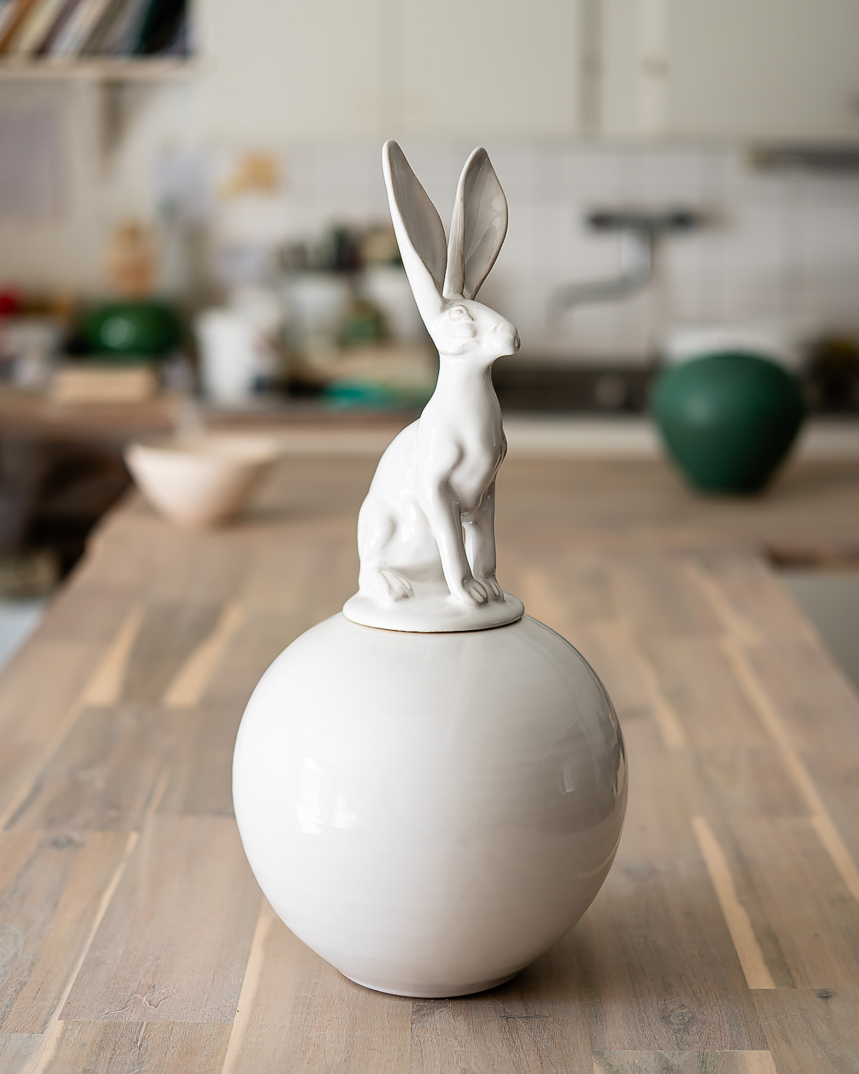 Vas Hare, kerami av Elna-Karin Helgesson