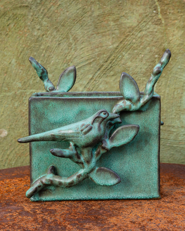 Vas med fågel på gren, keramik av Elna-Karin Helgesson.