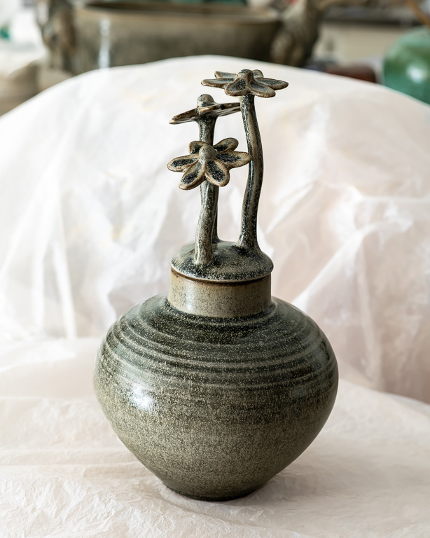 Vas Sommarblommor i kristallglasyr, keramik av Elna-Karin Helgesson.