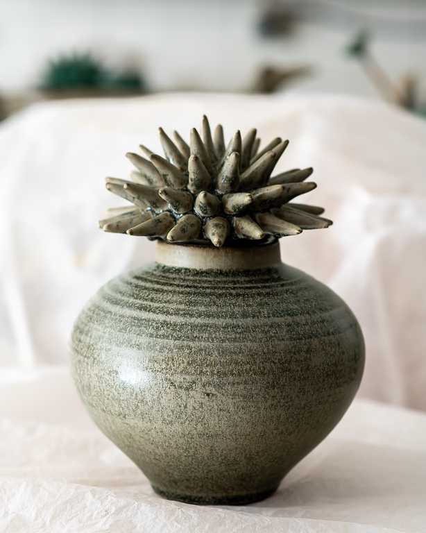 Vas - Tistel - gråmelerad, keramik av Elna-Karin Helgesson