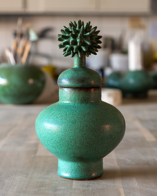 Vas Tistel, keramik av Elna-Karin Helgesson