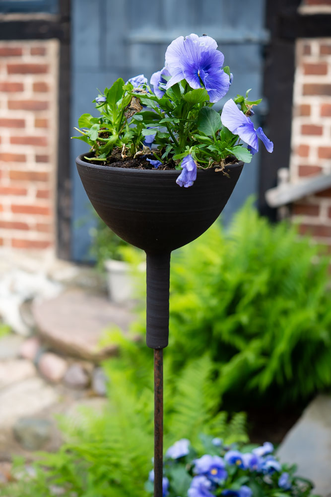 Växthållare i svart lera av Elna-Karin.