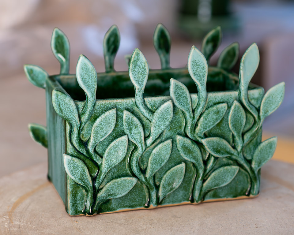 Växtkärl Lövverk, keramik av Elna-Karin Helgesson.