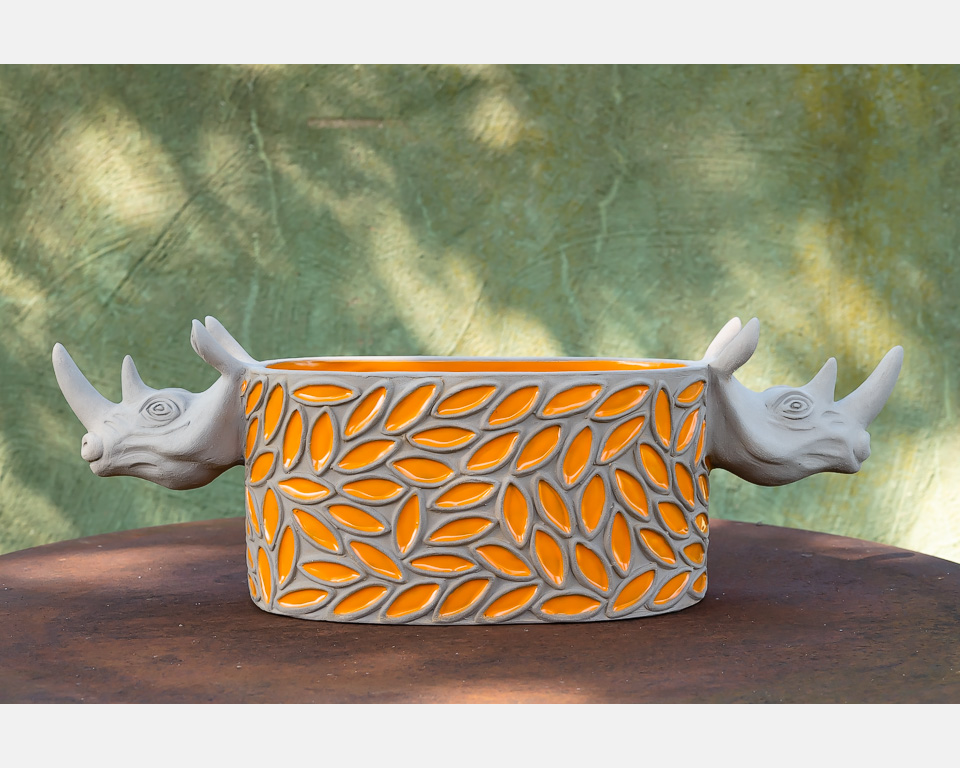 Kärl Noshörning med orange mönster, keramik av Elna-Karin Helgesson.