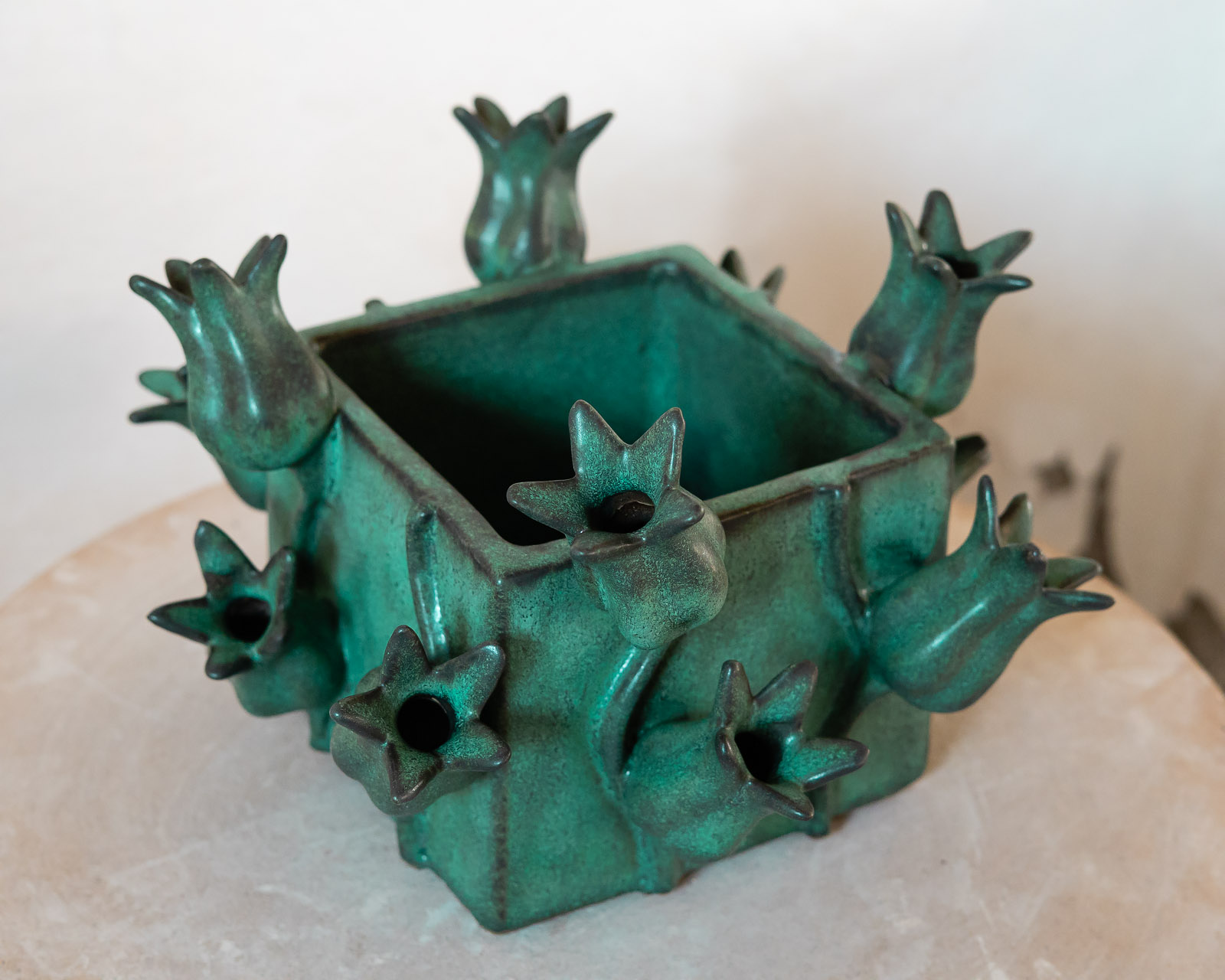 Växtkärl Tulpan kvadratiskt, keramik av Elna-Karin Helgesson